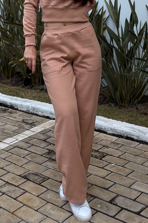 Com certeza! Aqui está uma descrição para a calça de moletom na cor telha (ou terracota/marrom claro), ideal para um site de vendas:  Calça de Moletom Wide Leg "Urban Comfort" - Estilo e Conforto na Medida Certa!